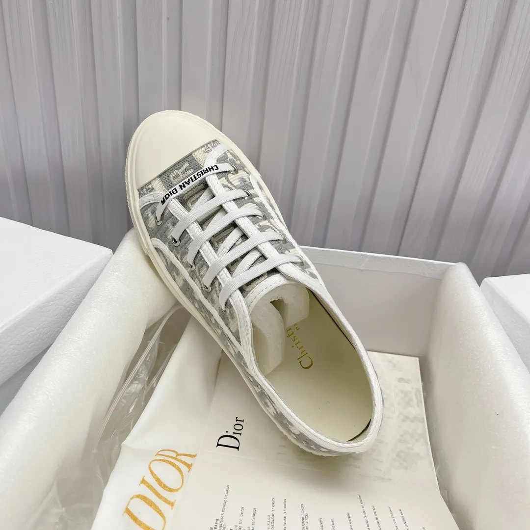 👟👟Ex-factory price 480👟👟 Women's shoes factory ready stock high quality Dior )Flat sneakers are made of fully embroidered iconic patterns💎💎♦️Top quality in the market🎗Breaking hot model in foreign counters🎗Non-market ordinary imitation version🎗🔳The fabric is made of Italian🇮🇹imported fabric❗️Embroidered upper, original mold injection Logo frosted five-pointed star outsole🔳Inside imported lambskin + high elasticity injection molding mold Logo foam pads Number of yards: 35 to 42